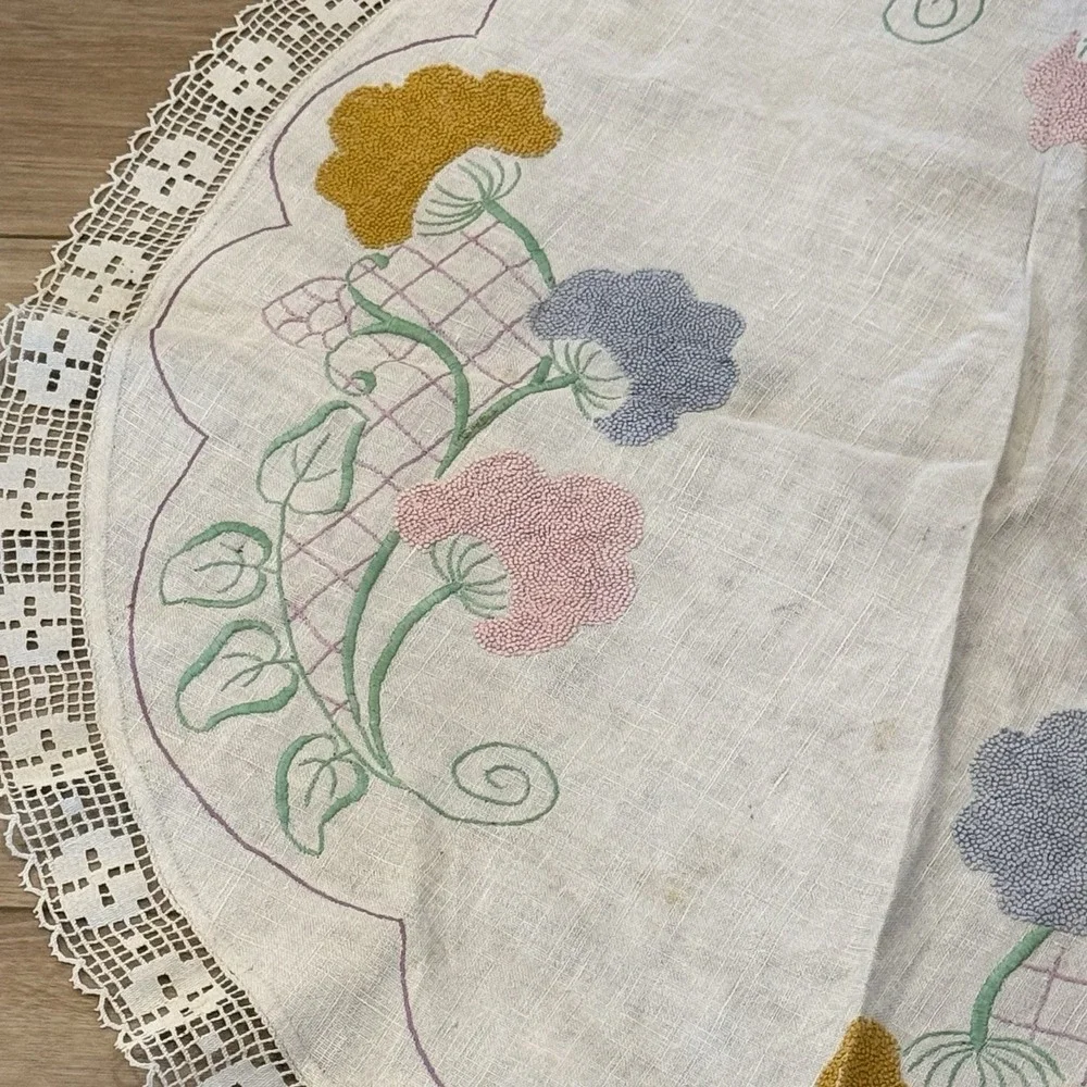 Vintage Round Linen Embroidered Crochet Edge Tablecloth Floral Cottage Country‎